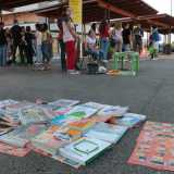 Al nostro arrivo notiamo subito che la �fiera� � divisa in due settori: medie e superiori. Nel primo i ragazzini sono accompagnati dai genitori...